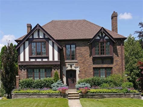 tudor style architecture characteristics.